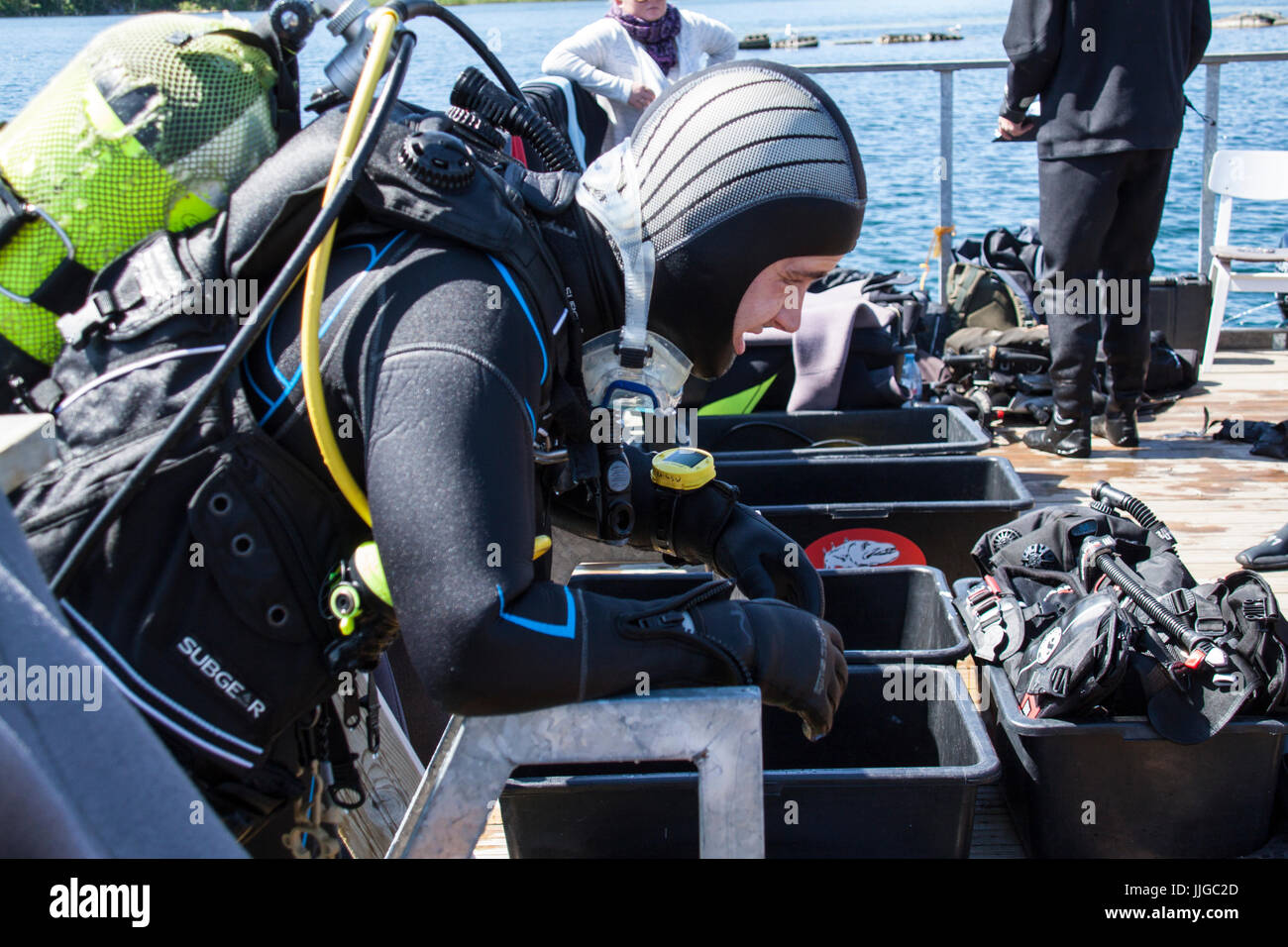 Un instructeur de plongée sous-marine en prenant une pause après une dure journée de travail Banque D'Images