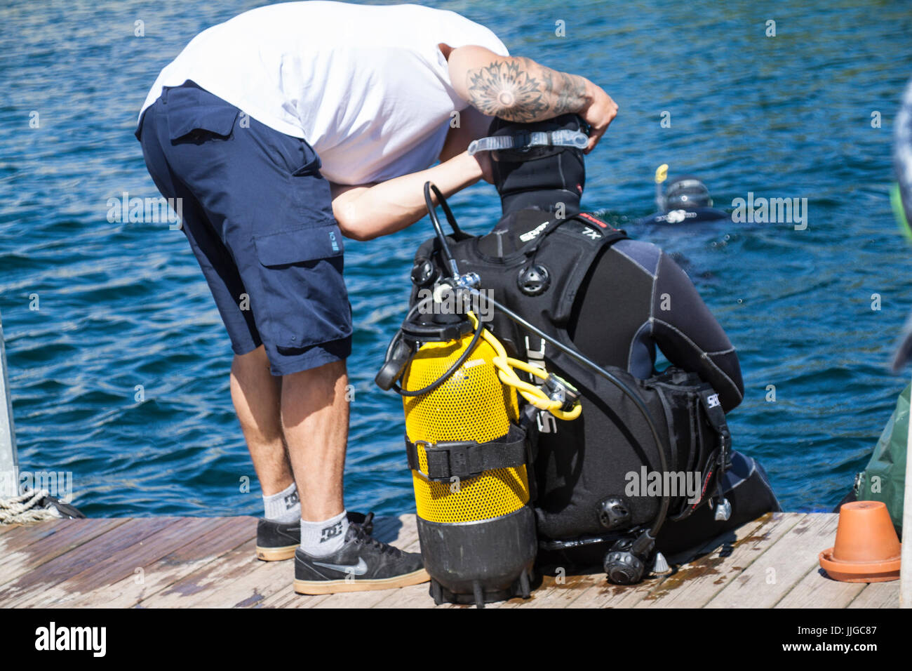 Un plongeur de se préparer à partir dans l'eau Banque D'Images