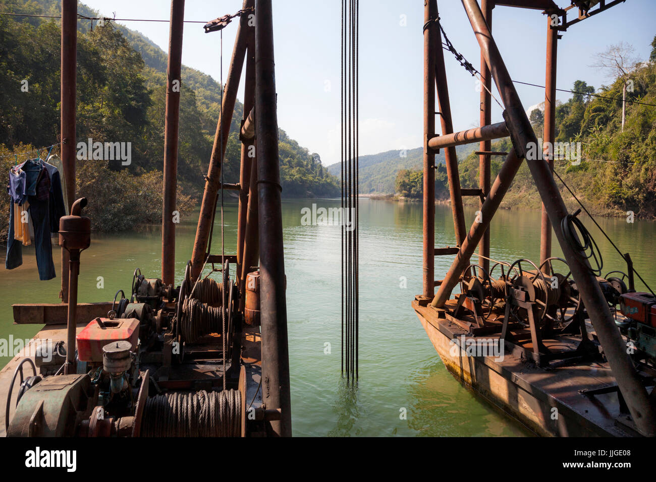 Vue arrière d'une drague mécanique vietnamien flottant sur la rivière Nam Ou, au Laos. Banque D'Images