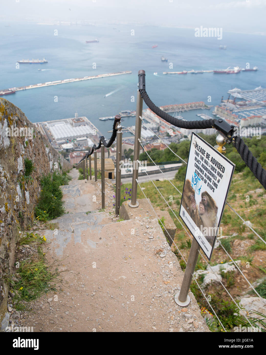 Vue depuis le haut de la roche, à descendre un escalier avec des visiteurs avertissement relatif aux macaques de barbarie sauvage, le rocher de Gibraltar, Banque D'Images