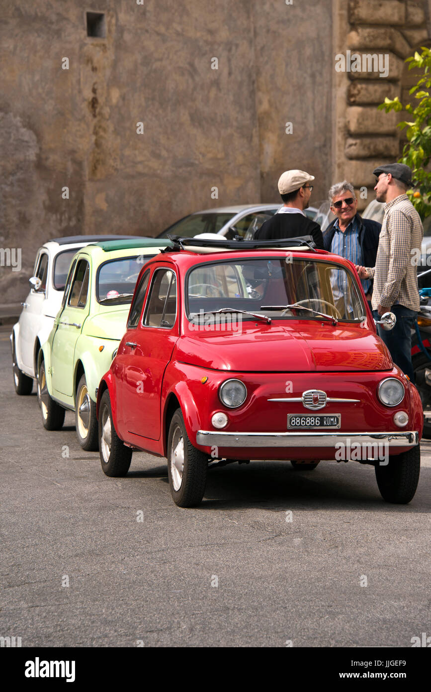 Vue verticale de trois Fiat classique 500's parqué dans une rangée. Banque D'Images
