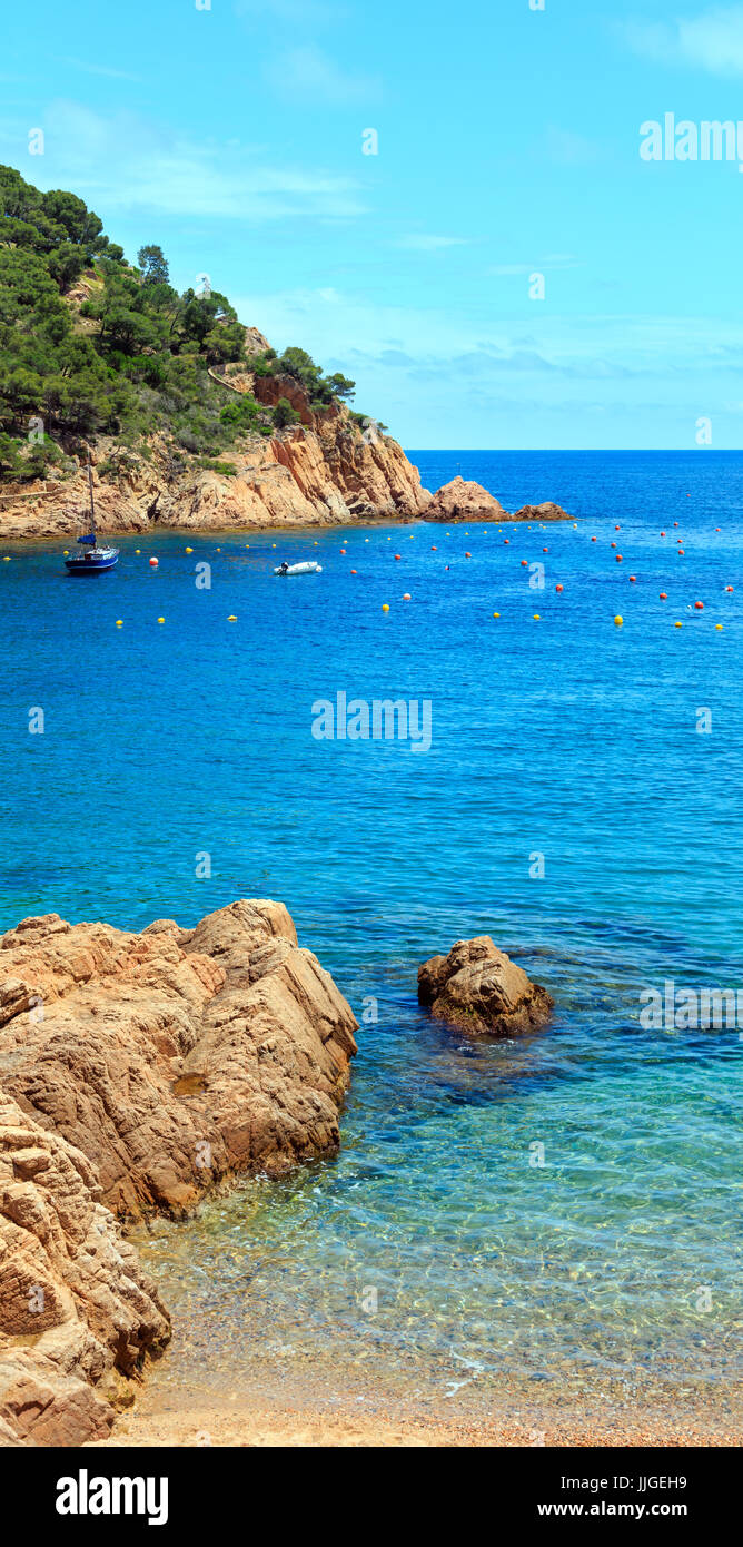 L'été sur la côte de la baie de tamariu avec bateaux, costa brava en Catalogne, espagne. deux coups de croix de l'image. Banque D'Images