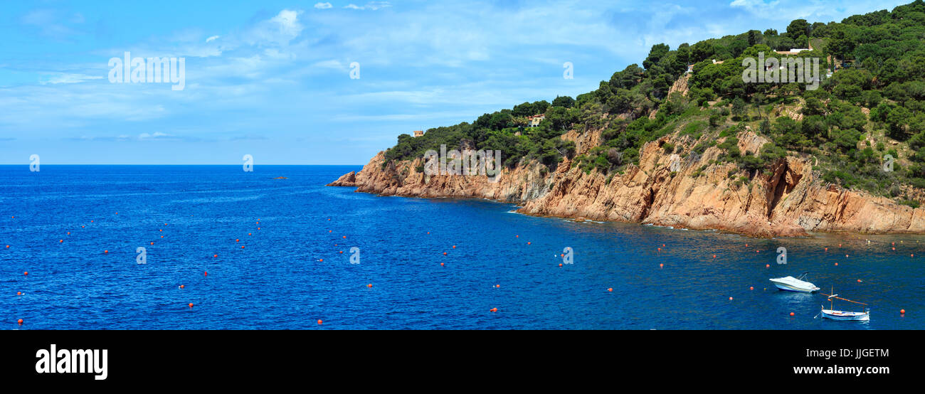 L'été sur la côte de la baie de tamariu avec bateaux, costa brava en Catalogne, espagne. deux coups croix panoramique haute résolution. Banque D'Images