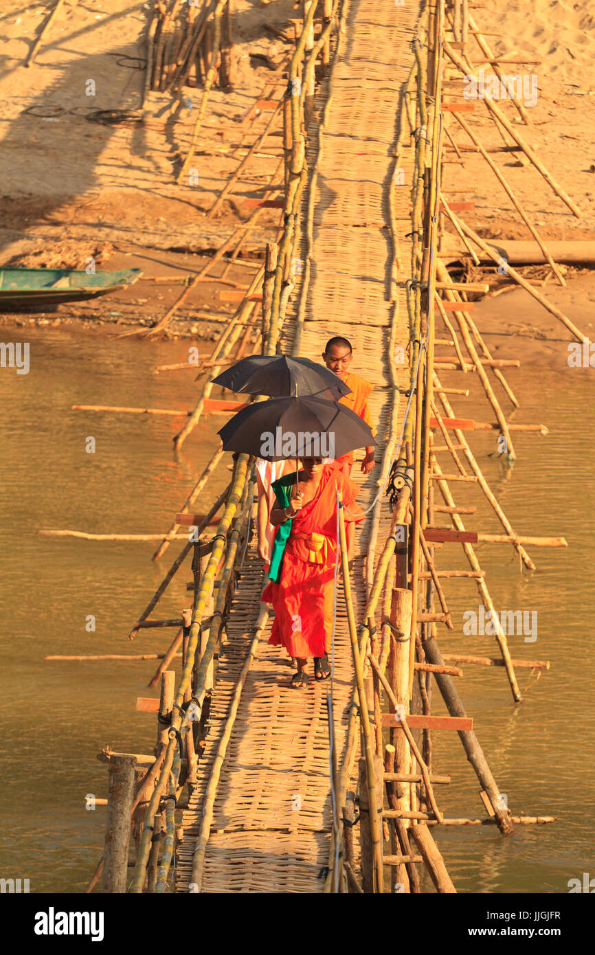 Luang Prabang, Laos - pont de bambou de l'autre côté de la rivière avec les touristes sur eux Banque D'Images