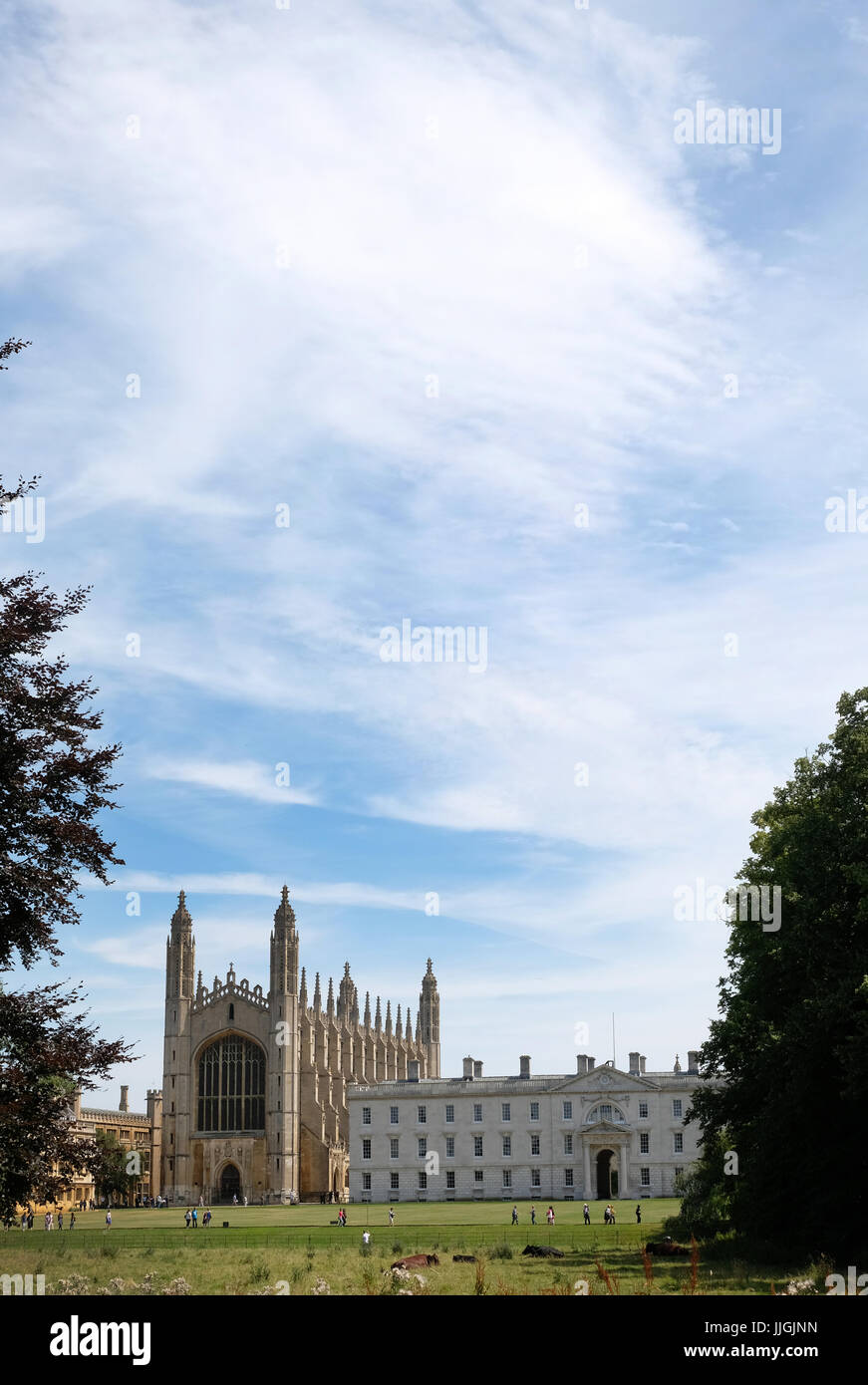 170717 - un très stéréotypée de Cambridge, montrant Kings College Chapel sur le dos. Banque D'Images