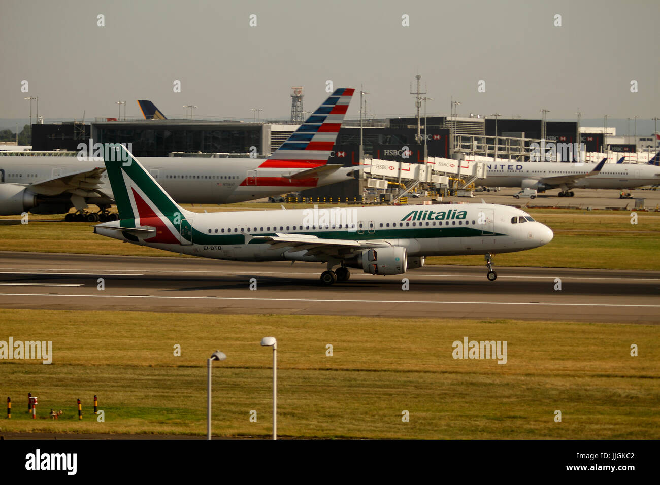 EI-DTB - Airbus A320-216 - Alitalia l'Airbus A320 se compose de courte à moyenne portée, à fuselage étroit, bimoteur de transport commercial de passagers jet air Banque D'Images