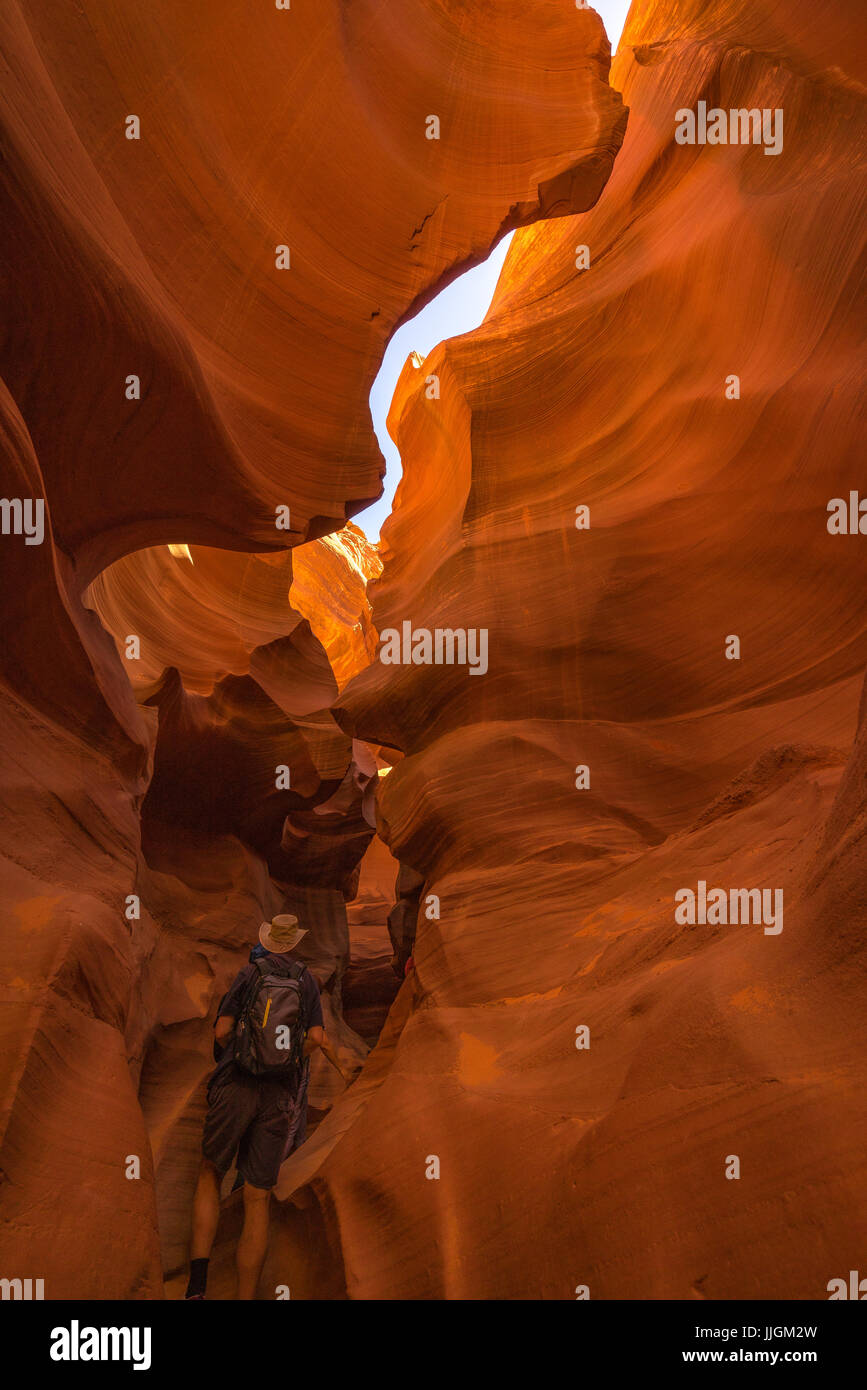 Randonnée à travers l'homme Lower Antelope Canyon, Page, Arizona, États-Unis d'Amérique Banque D'Images