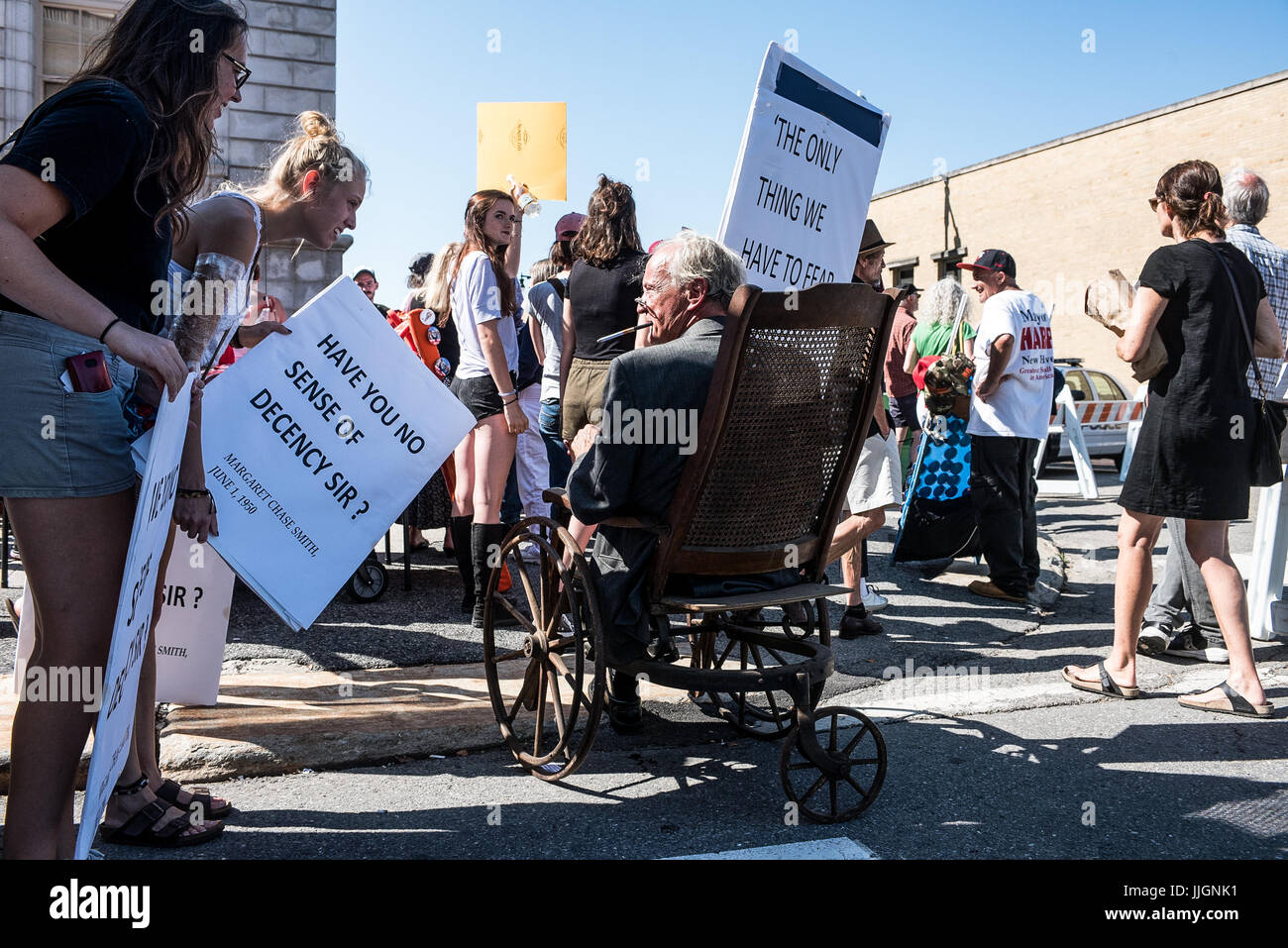 Les manifestants, de faux candidats, et vendeurs au rallye d'atout à Portland, Maine le 4 août 2016 Banque D'Images