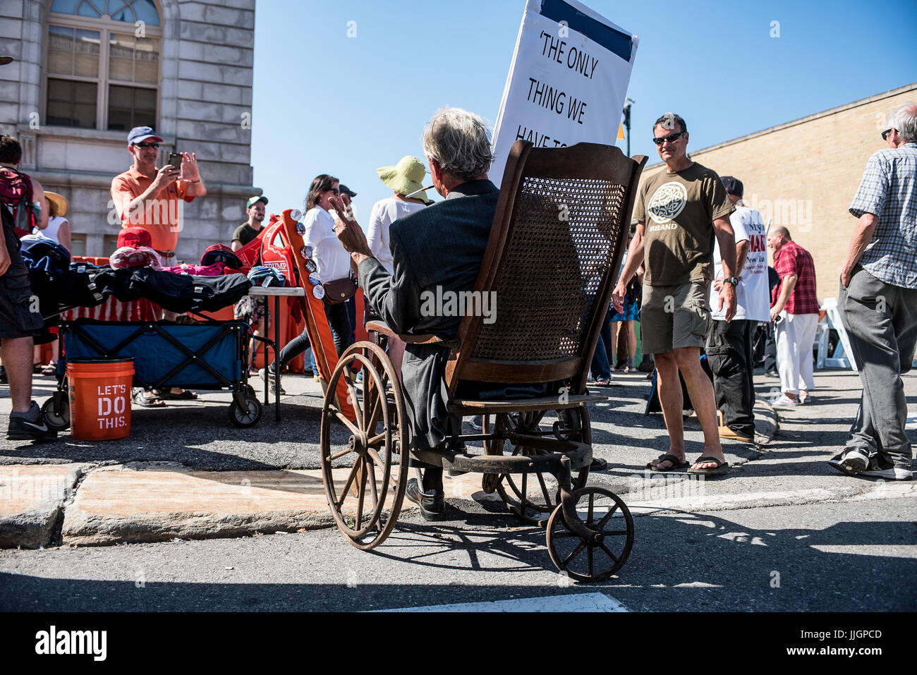 Les manifestants, de faux candidats, et vendeurs au rallye d'atout à Portland, Maine le 4 août 2016 Banque D'Images