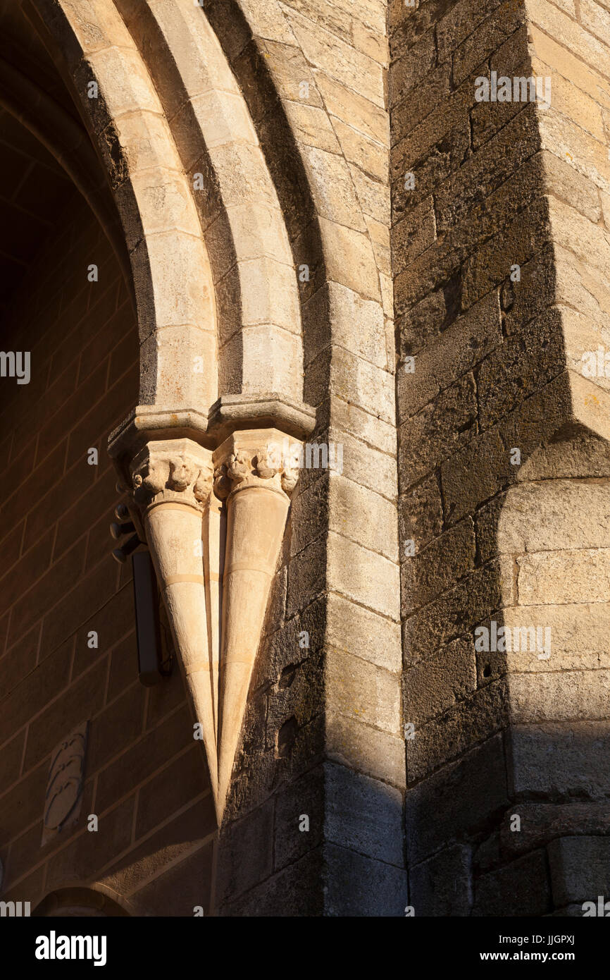 Évora, Portugal : Détail du portail de la cathédrale d'Évora. D'abord construit entre 1184-1204, la cathédrale a été achevée en 1746 après des années d'ajouter Banque D'Images