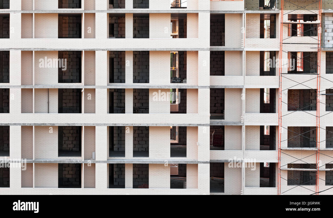 Façade d'un immeuble en construction avec pas de fenêtres Banque D'Images