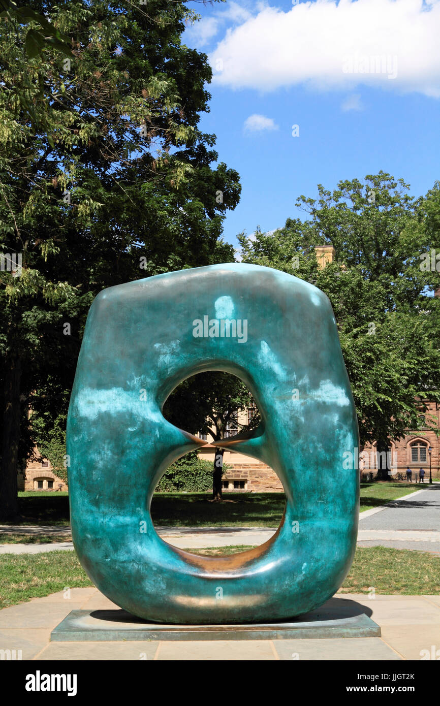 Points ovales avec sculpture de Henry Moore sur le campus de l'Université de Princeton, Princeton, NJ Banque D'Images