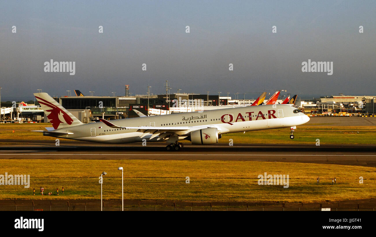 A7-TOUT - Airbus A350-941 - Qatar Airways l'Airbus A350 XWB est une famille de longue distance, bimoteur, large-corps avions à réaction développé par'airc Banque D'Images