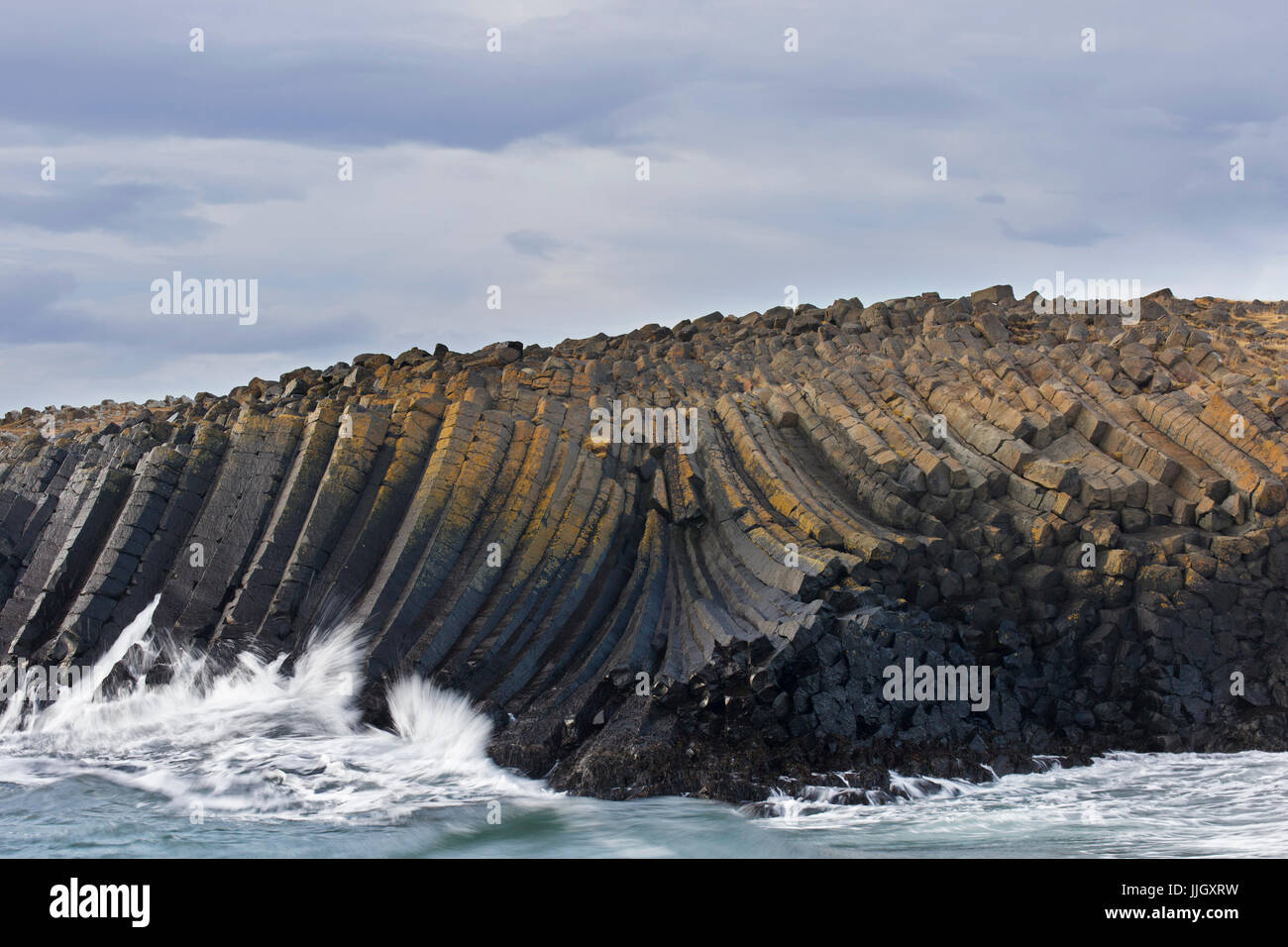 Vagues se brisant sur les colonnes de basalte, des formations de lave volcanique en falaise près de la mer, Kalfshamar Kalfshamarsvik Cove, la péninsule de Skagi, Islande Banque D'Images