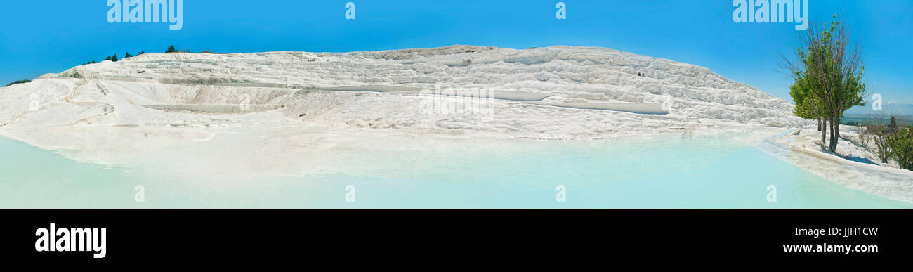 Vue panoramique horizontal des terrasses en travertin blanc avec eau thermale à Pamukkale, Turquie Banque D'Images