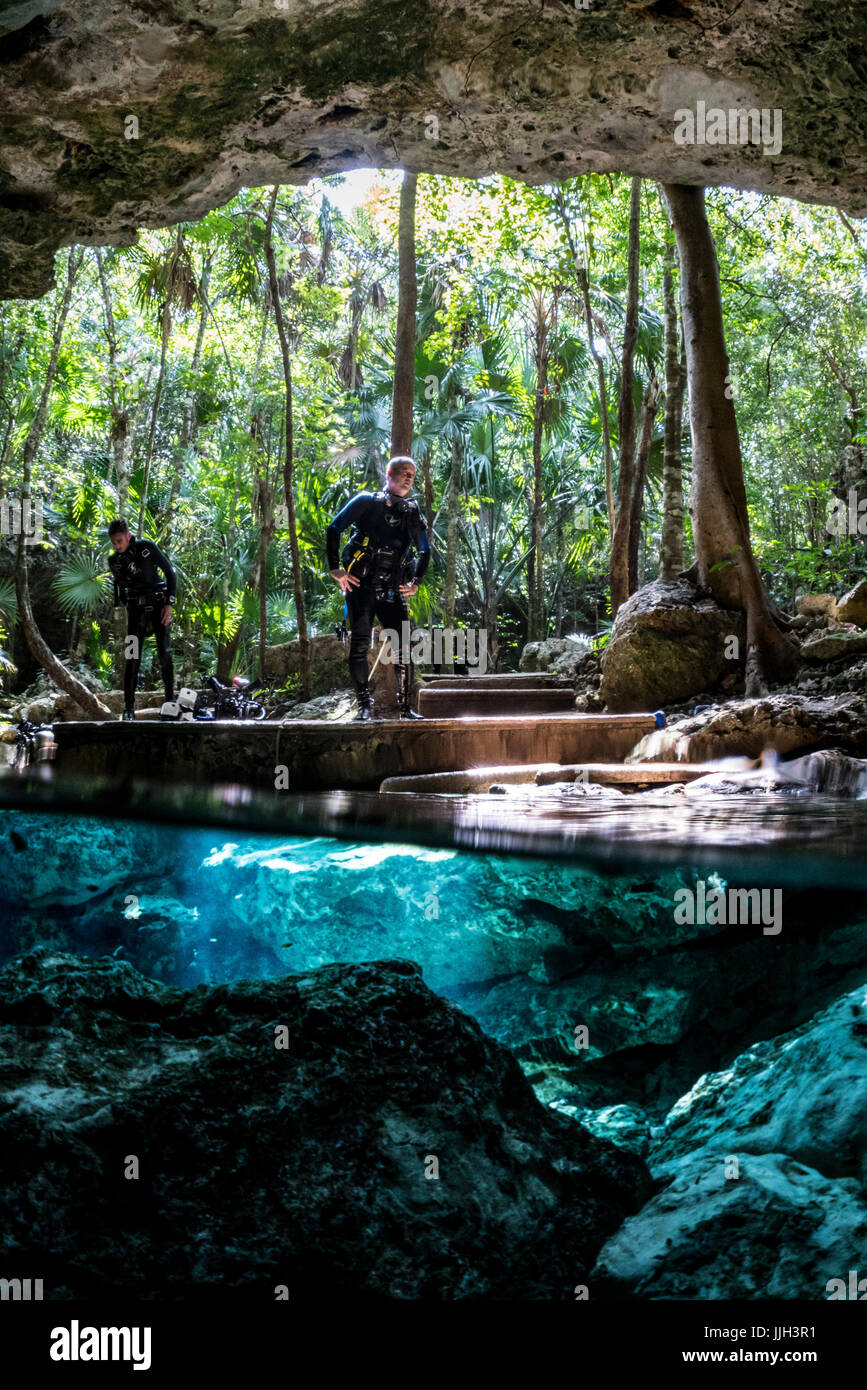 Un plongeur se situe à l'entrée de Tajma Ha cenote au Mexique du Yucatan. Banque D'Images