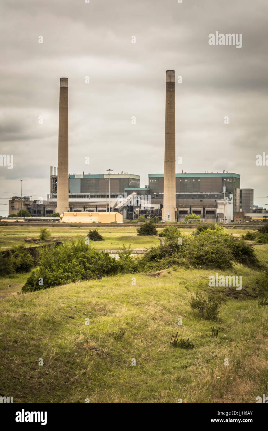 Deux cheminées de la centrale électrique de Tilbury, Tilbury, Essex, Angleterre, Royaume-Uni Banque D'Images