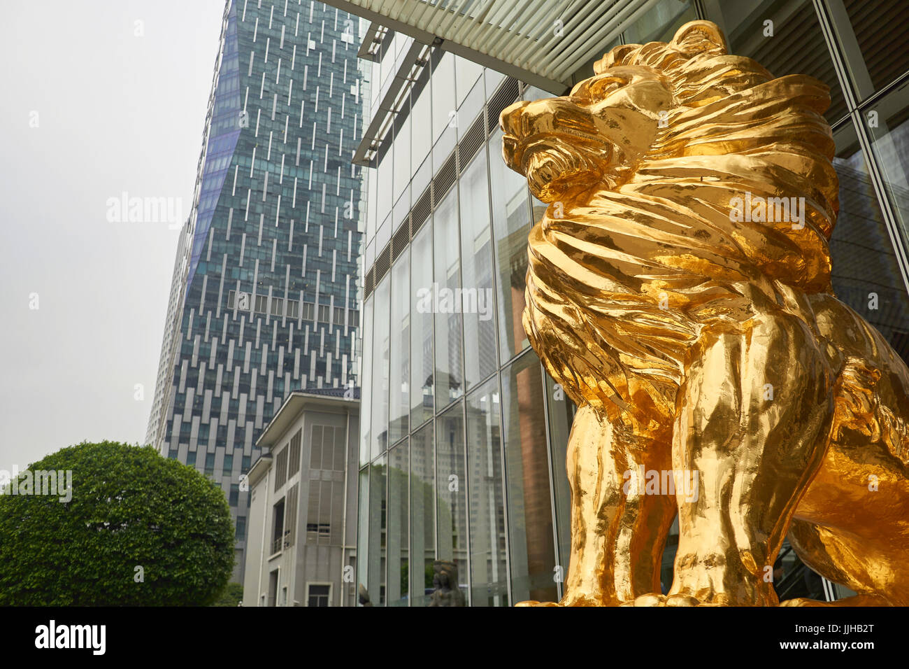 Golden Lion comme symbole de puissance et de réussite en face d'un gratte-ciel de l'administration centrale - Guangzhou, Chine CDB Banque D'Images