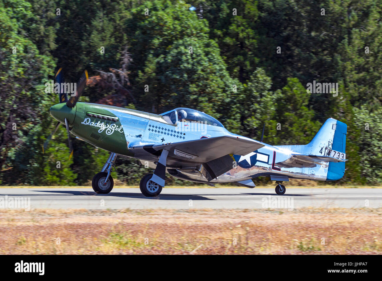 P-51D Mustang 44-63807 (N20MS) 'Daddy's Girl' circule sur la piste de la vallée de l'herbe après l'arrivée. Banque D'Images