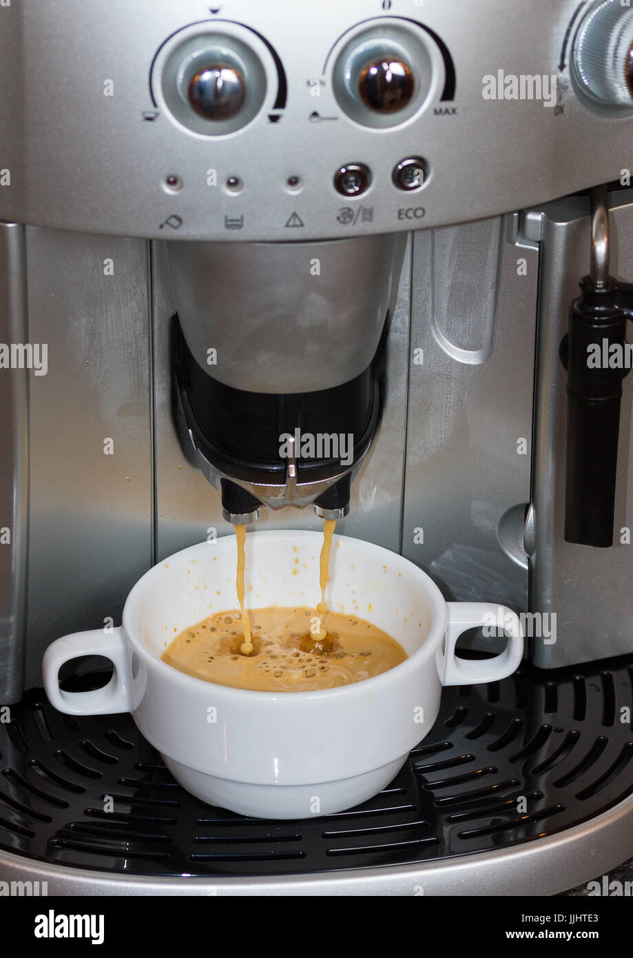 Machine à café expresso en action Photo Stock - Alamy