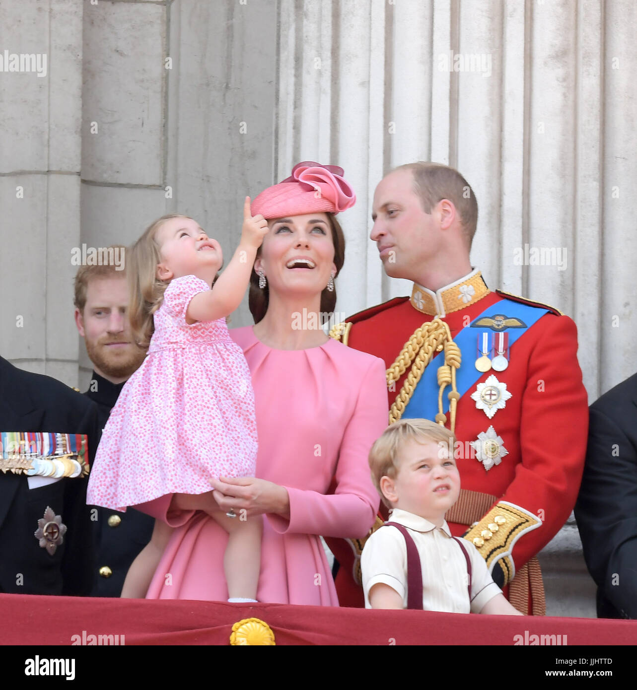 La duchesse de Cambridge holding Princess Charlotte de Cambridge sur le balcon de Buckingham Palace comprend : La Princesse Charlotte, duchesse de Cambridge, le Prince George, où : London, Royaume-Uni Quand : 18 juin 2017 Source : WENN.com Banque D'Images