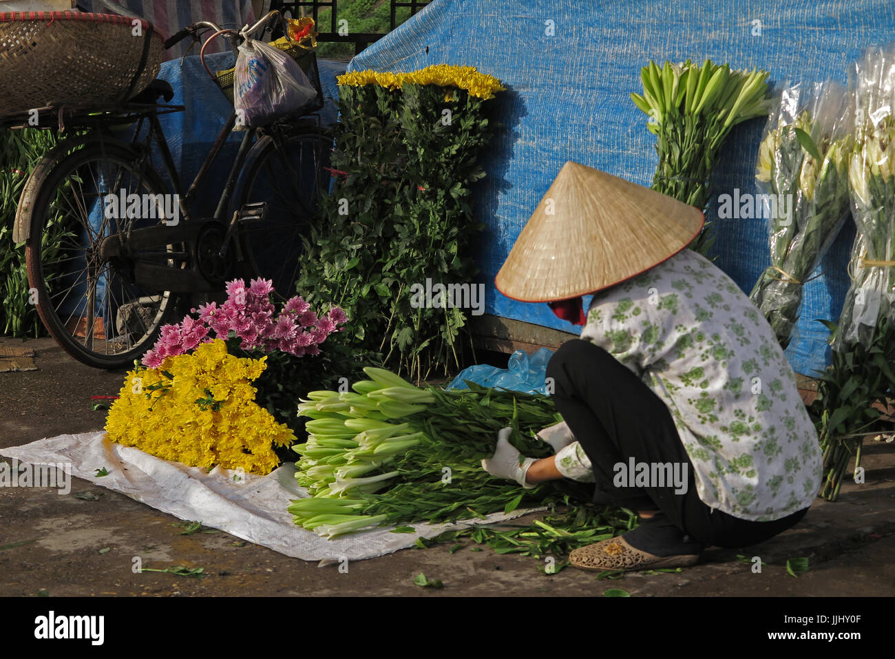 Tôt le matin, marché aux fleurs scène à Hanoi Vietnam Banque D'Images