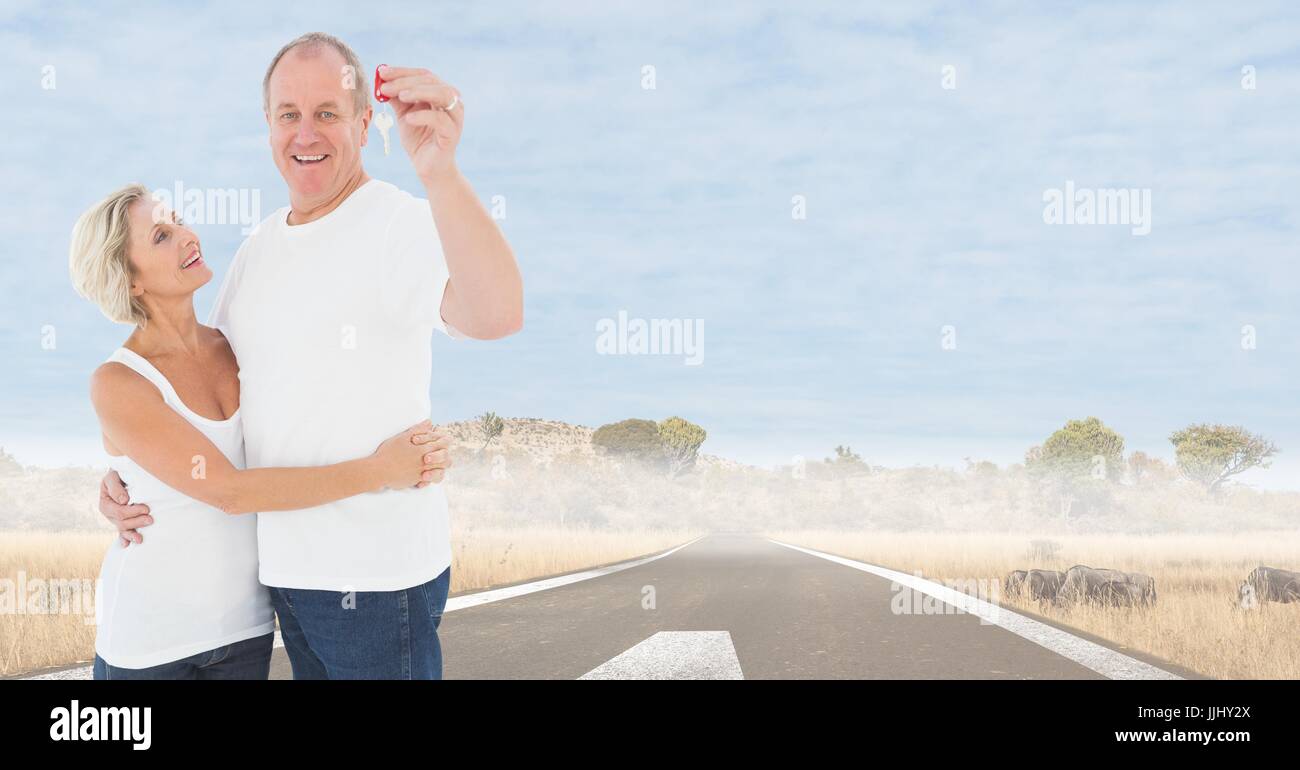 Couple Holding Keys avec road Banque D'Images