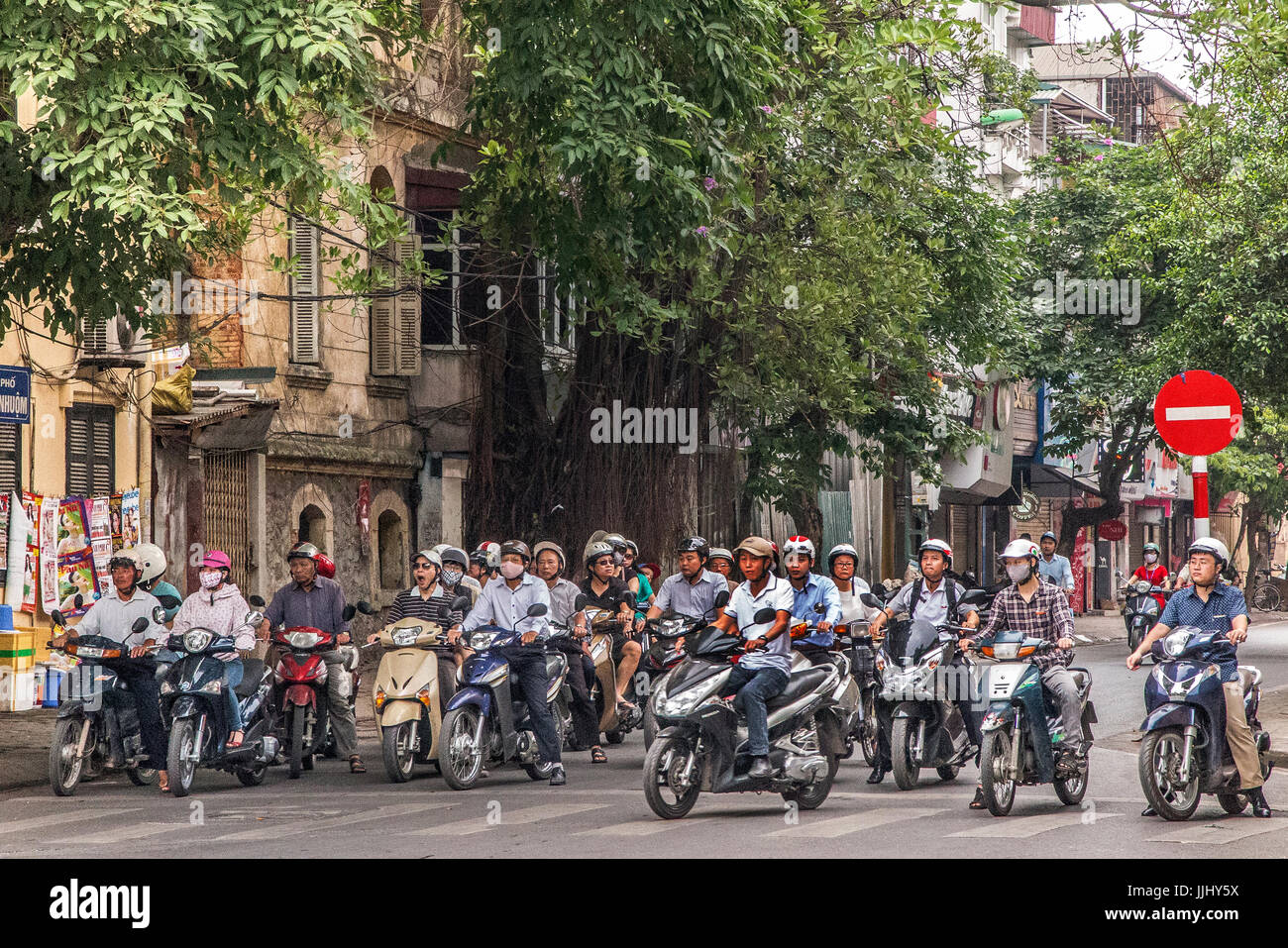 Scène de rue au petit matin en moto, Hanoi Vietnam Banque D'Images