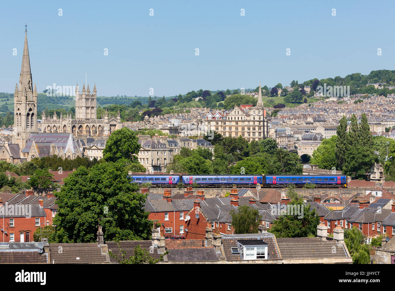 BATH, Royaume-Uni - Mai 26, 2017 : Long shot de la ville de Bath avec un grand train de l'ouest en passant par la partie inférieure du cadre. Banque D'Images