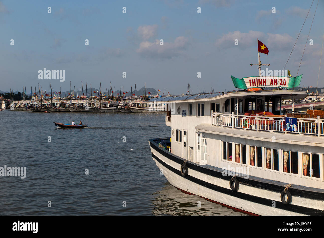 Station d'accueil des bateaux dans la baie de Halong Vietnam. Banque D'Images