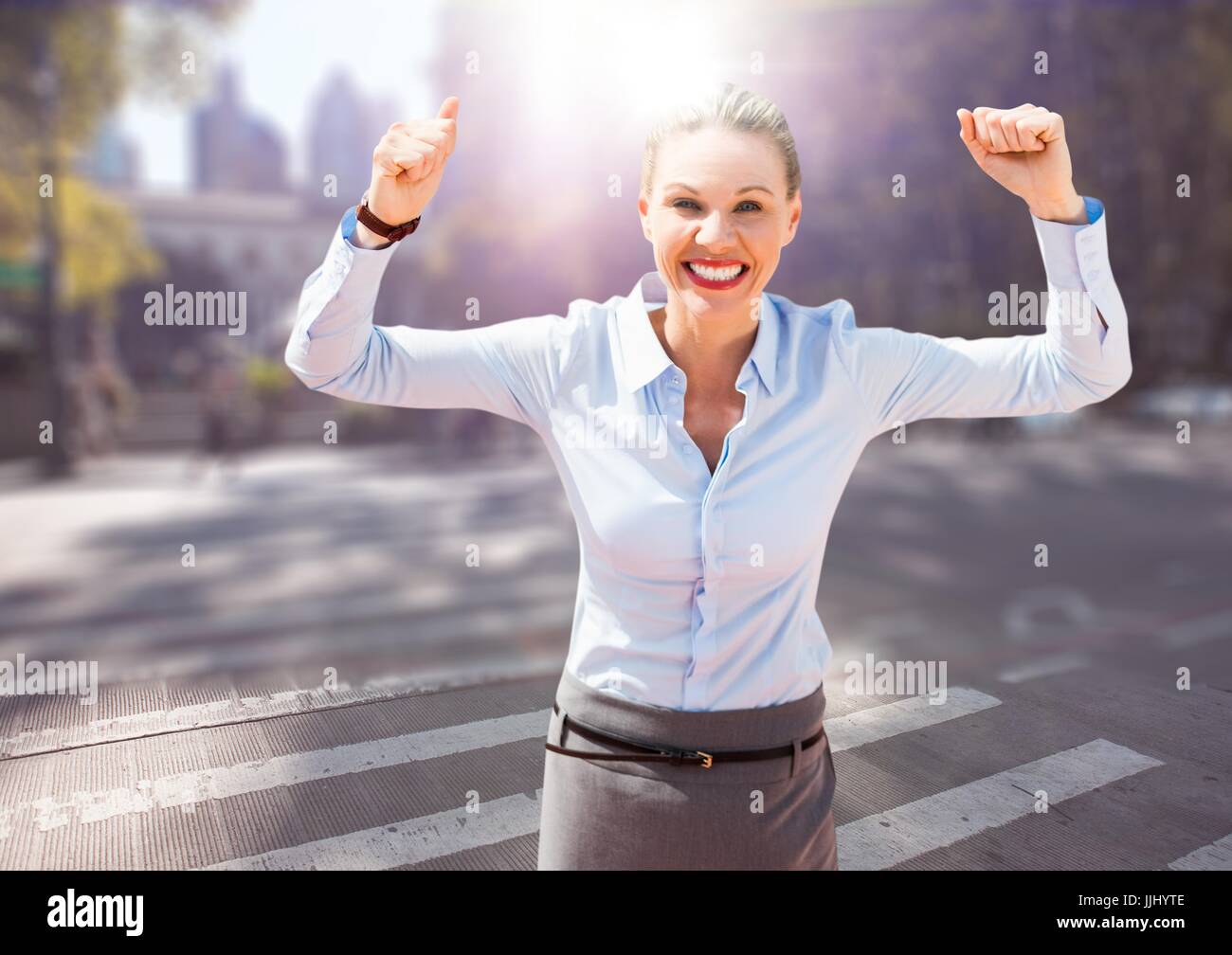 Femme d'affaires dans les mains sur l'air à l'aide de fusées éclairantes, rue floue Banque D'Images