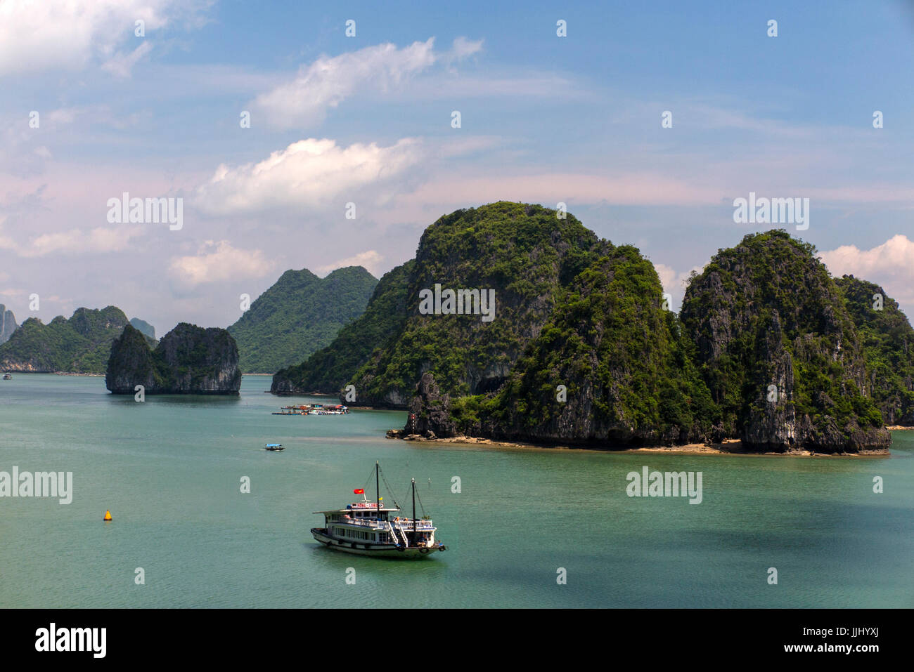 Vue panoramique sur la baie de Halong Vietnam. Banque D'Images