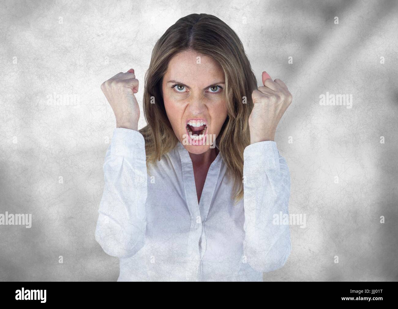 Femme d'affaires en colère contre l'escalier gris floue avec grunge overlay Banque D'Images