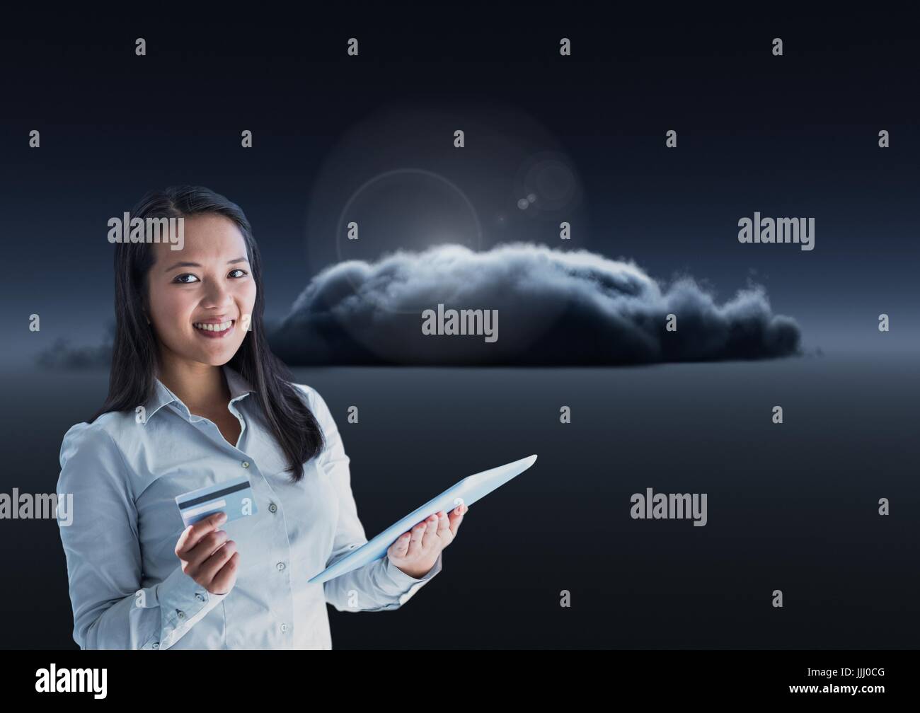 Smiling woman texting dans l'obscurité avec 3D de nuages sombres en arrière-plan Banque D'Images