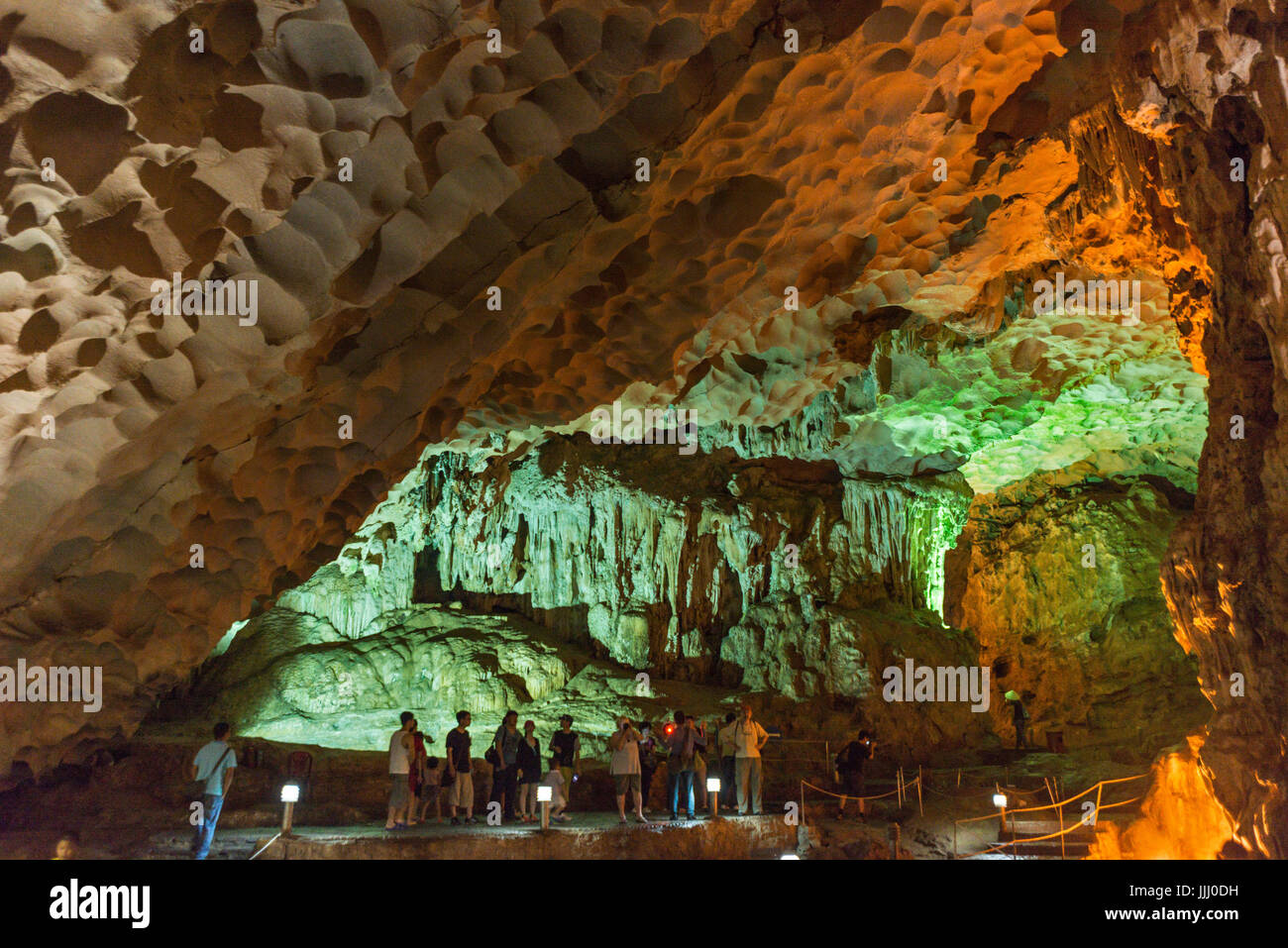 Vue panoramique de la grande grotte de la Baie d'Halong au Vietnam. Banque D'Images