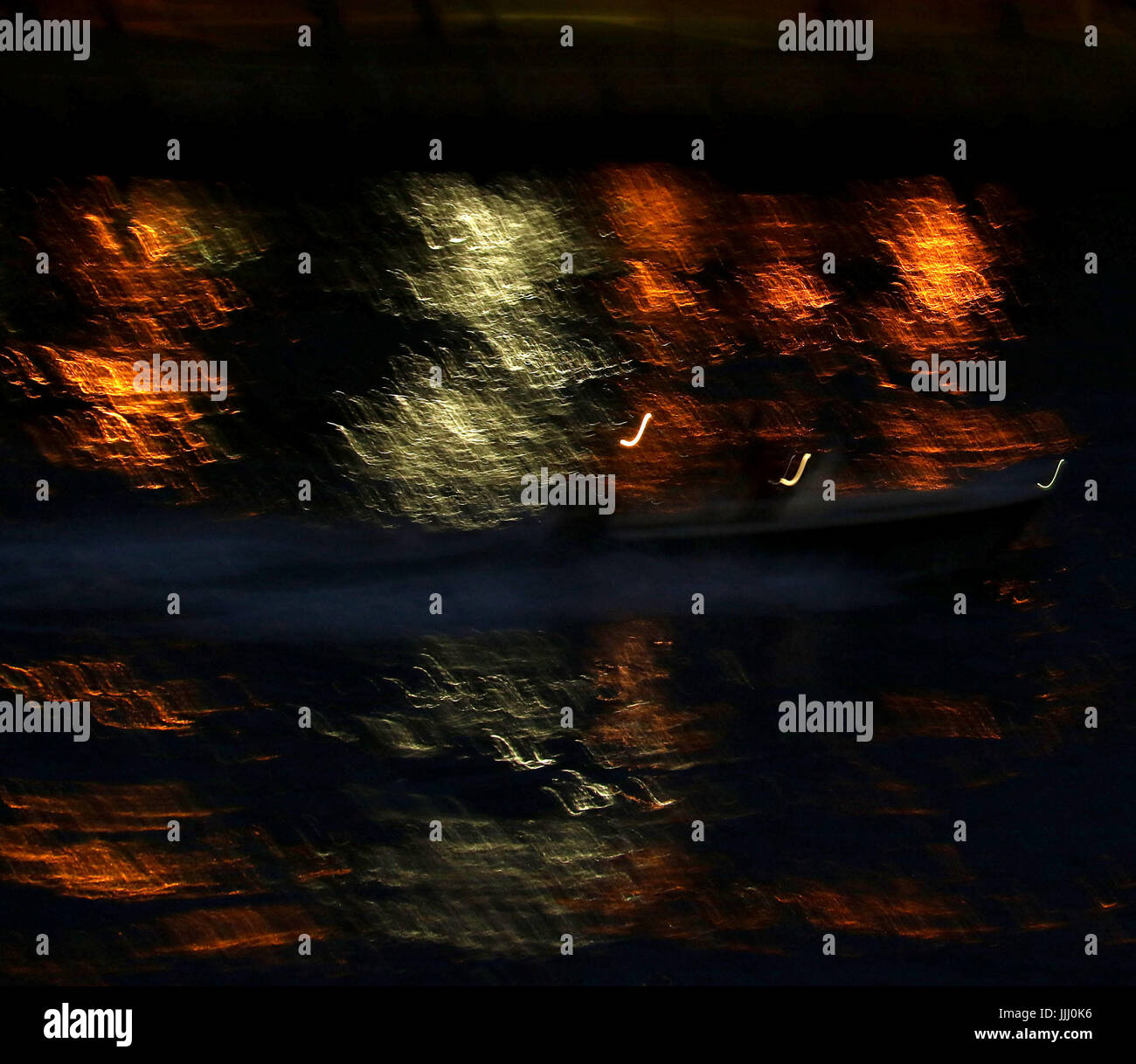 Bateau avec les lumières de la ville, la réflexion sur la nuit de la rivière Banque D'Images