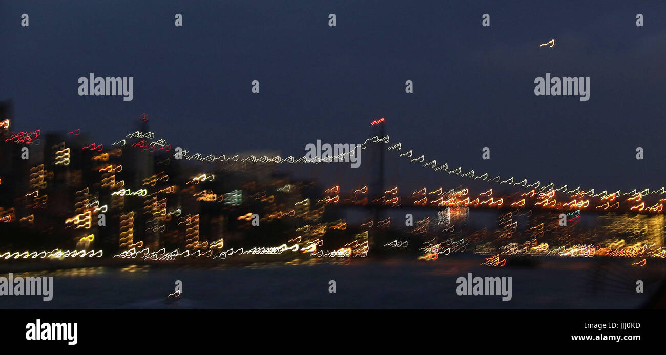Slow motion blur de Ed Koch Pont sur l'East River, au crépuscule Banque D'Images