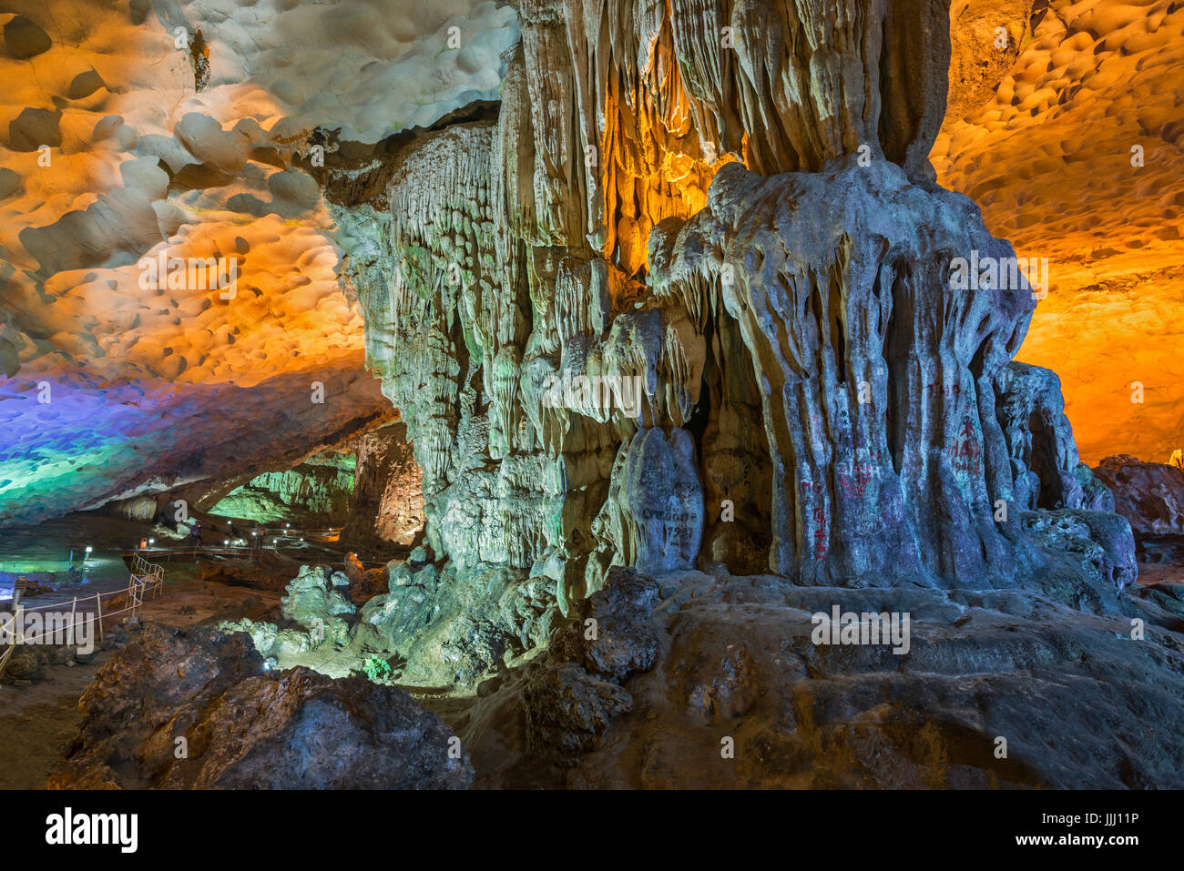 Vue panoramique de la grande grotte de la Baie d'Halong au Vietnam. Banque D'Images
