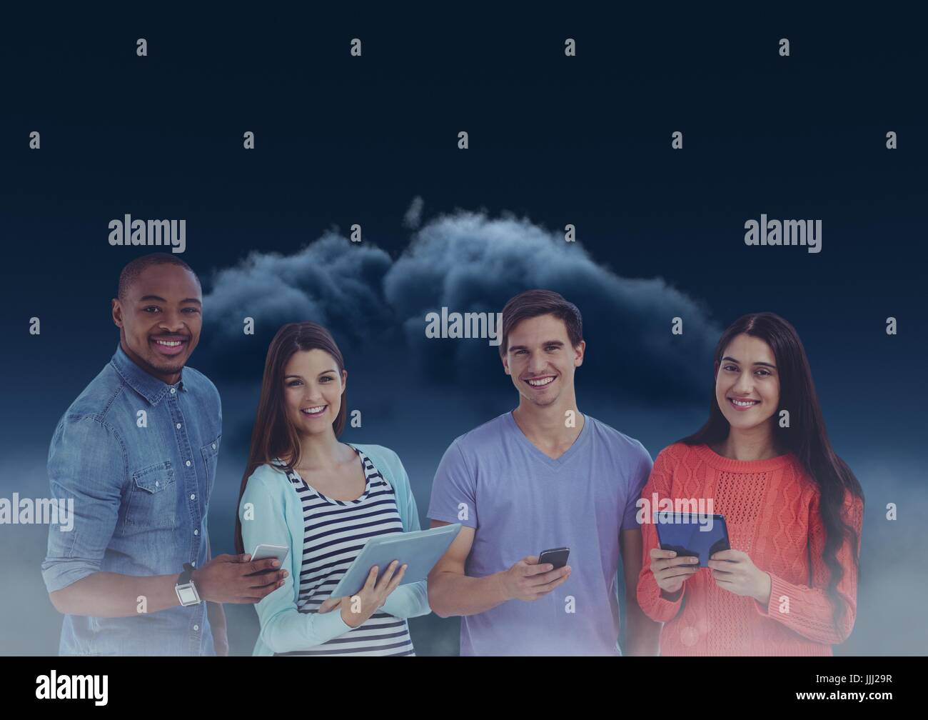 Smiling friends sms dans l'obscurité avec 3D de nuages sombres en arrière-plan Banque D'Images