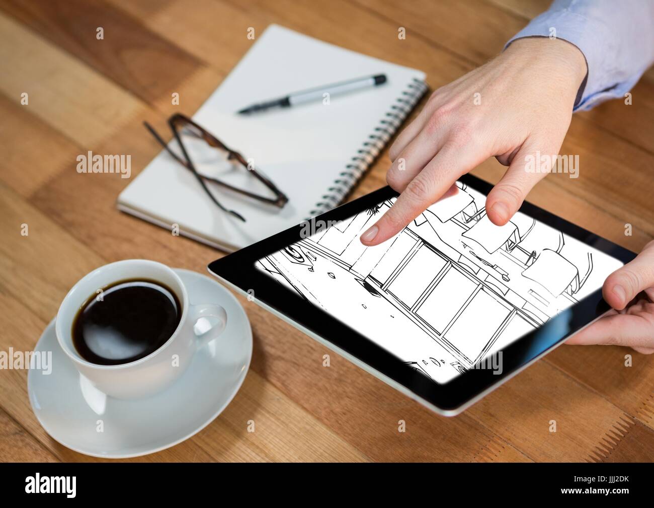 Tablette avec les mains sur un bureau avec la conception du nouveau bureau (blanc et noir) Banque D'Images