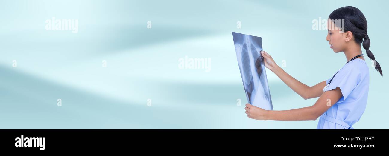 Médecin avec x-ray contre blue abstract background Banque D'Images