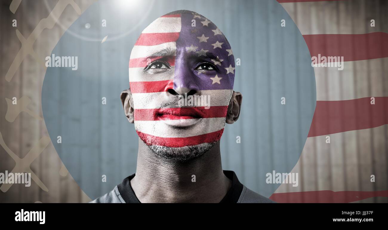 Portrait de l'homme avec le drapeau américain contre le panneau de bois floue avec le drapeau américain à la main et fl Banque D'Images