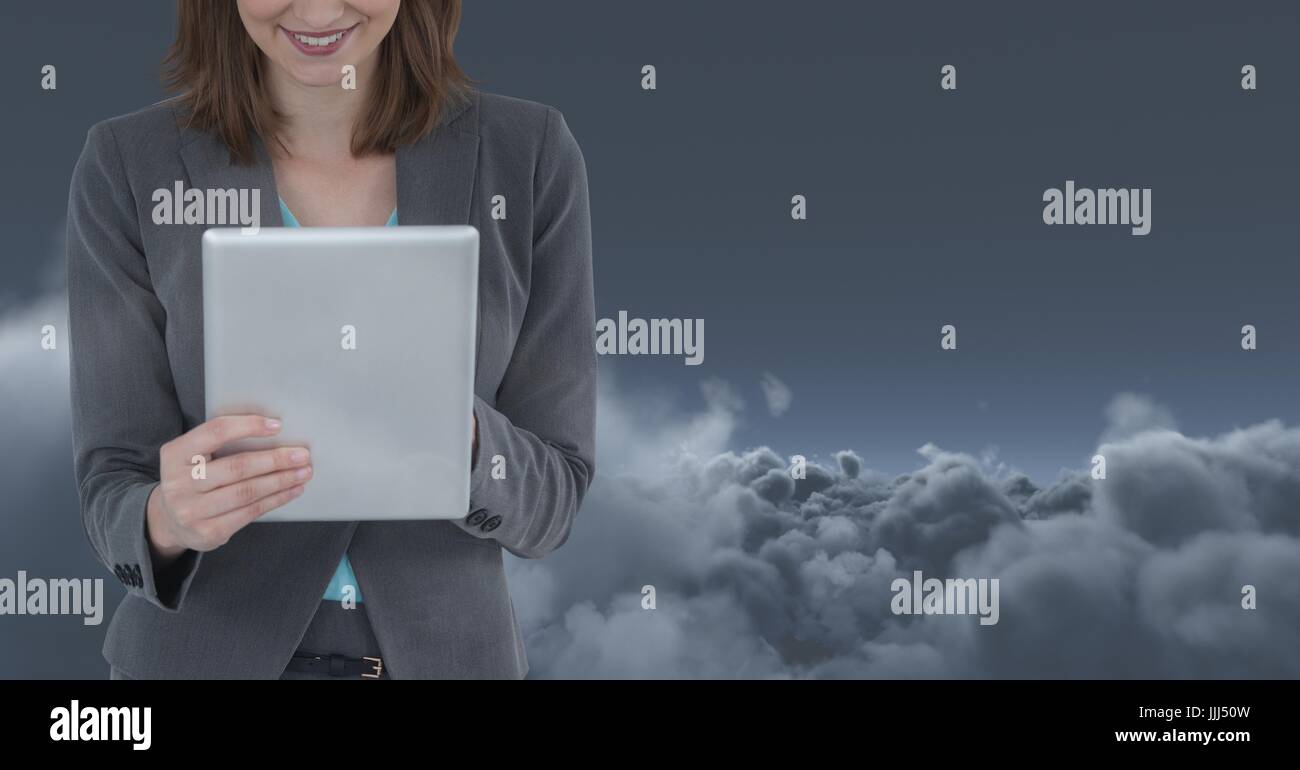 Partie d'une femme à l'aide d'une tablette numérique en face d'un sombre nuage 3D Banque D'Images