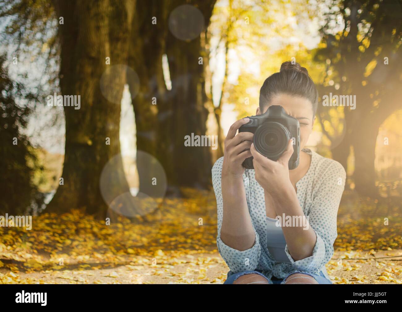 Photographe de prendre une photo dans le parc. Feux et fusées éclairantes Banque D'Images
