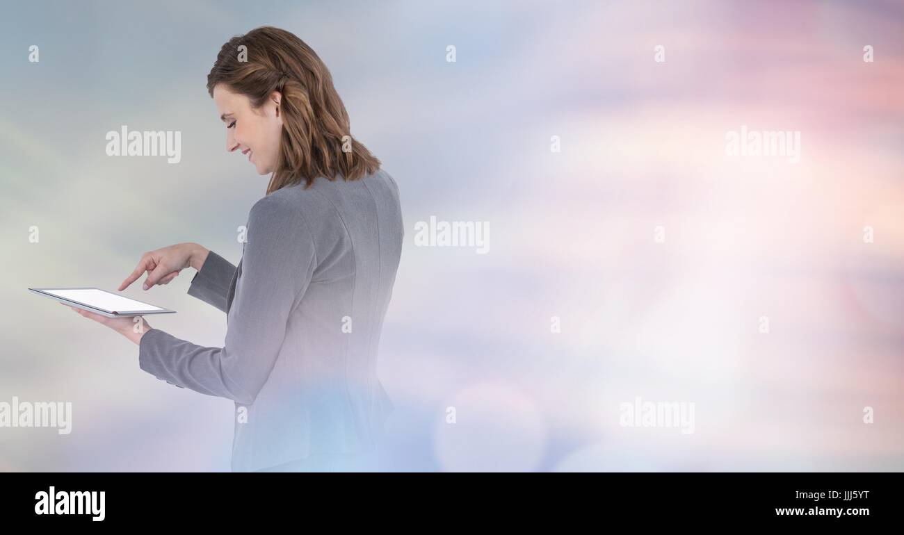 Femme de l'arrière à l'aide d'une tablette numérique de lumière Banque D'Images