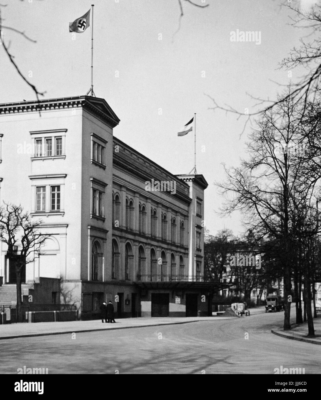 Berlin - l'Opéra Kroll avec croix gammée nazie (drapeau). Nom allemand : die Krolloper. Banque D'Images
