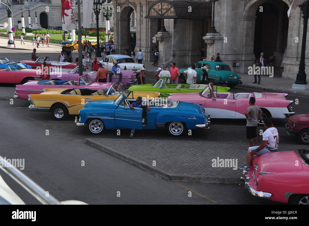Nous Cubains colorés voitures exposées aux touristes de rouler dans lors d'une visite à La Havane (La Habana, Cuba) Banque D'Images