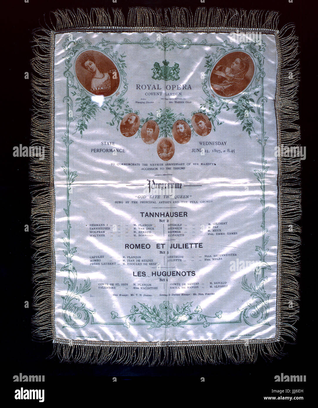 COVENT GARDEN programme soie, 1877 Programme pour la performance de l'État ' ' d'actes de TANNHAUSER (Wagner), ROMÉO ET JULIETTE (Gounod) et les HUGENOTS (Meyerbeer) chanteurs : MELBA ; EAMES ; DE RESZKE. Royal Opera House. Banque D'Images