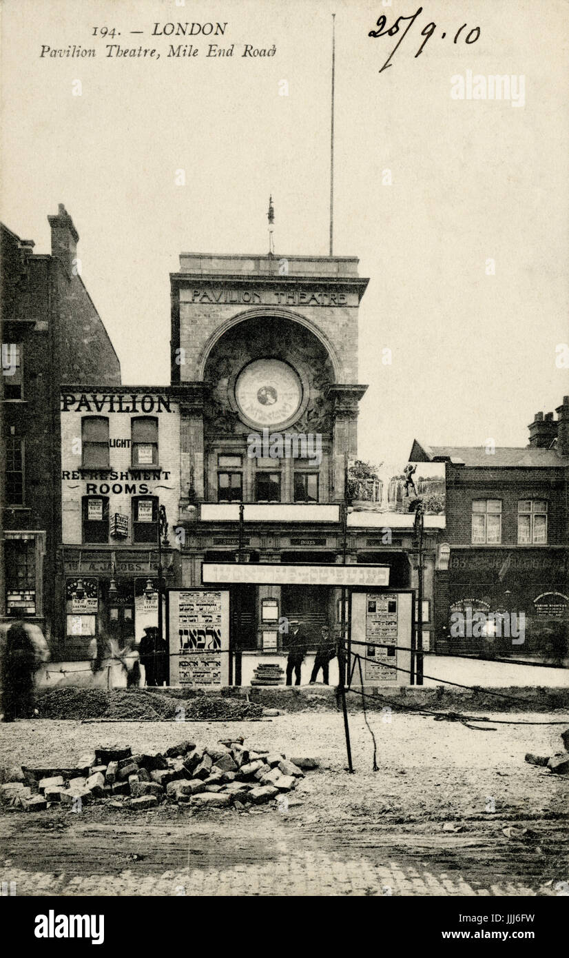 Le Pavilion Theatre, Mile End Road, East London, 1910. Célèbre Lieu de théâtre Yiddish. Extérieur, affiche publicitaire de Alphonse, écrit en yiddish. Banque D'Images