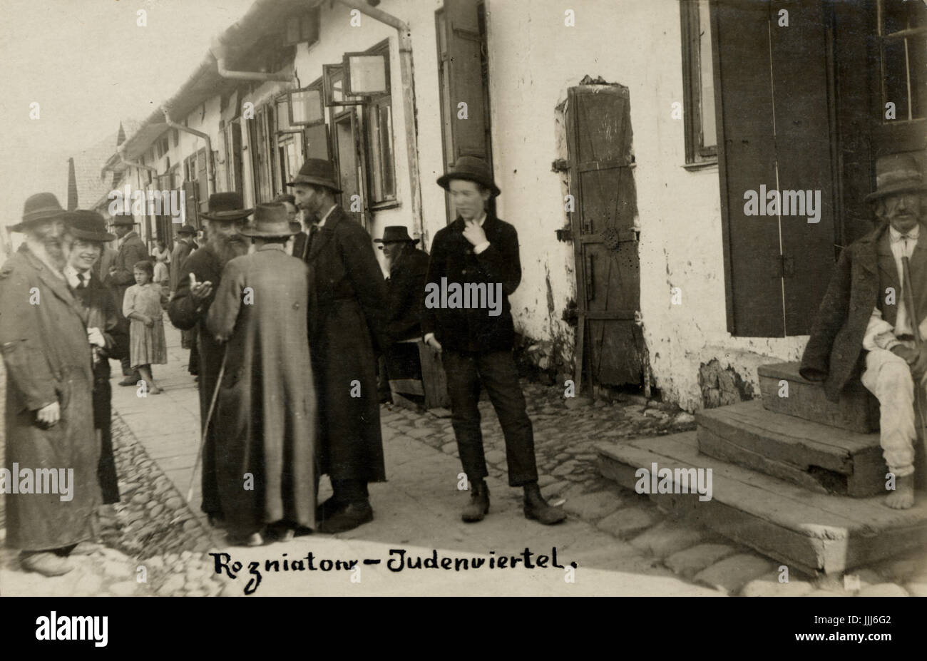 Rozniatov, l'Ukriane, scène de rue du quartier juif, au début du xxe siècle. Des personnages juifs religieux de sourire et de bavarder dans Street Banque D'Images